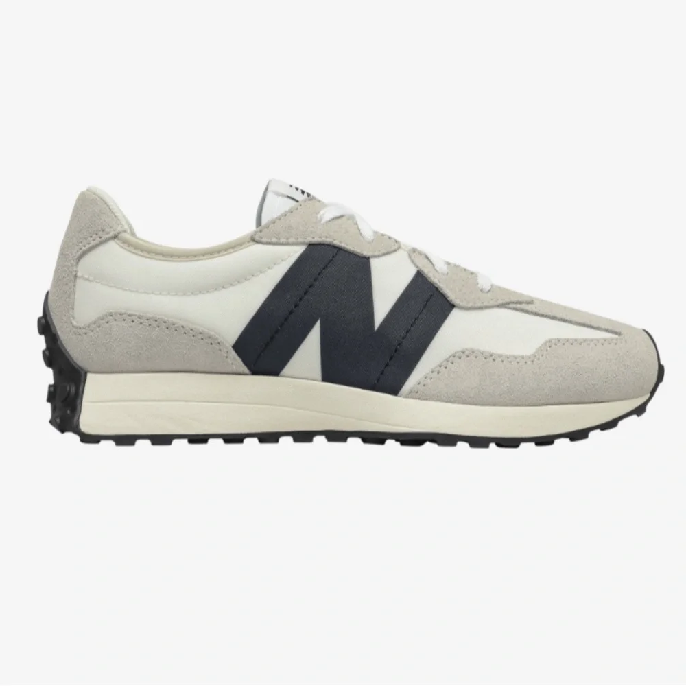 NWT New Balance 327 in White/Black (RARE) | Trendy Running/Walking Shoes 👟 - Picture 3 of 11